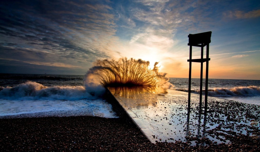 Волна бьется о причал