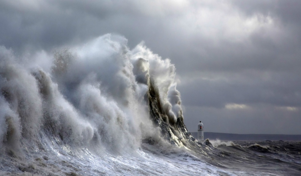 Волна накрывает маяк