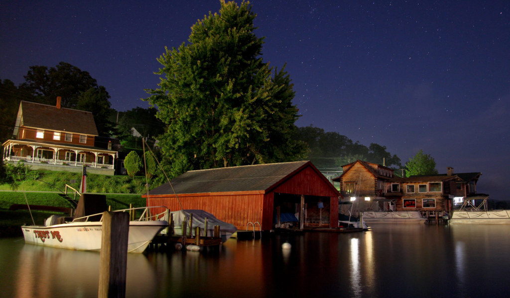 Причал для лодок ночью