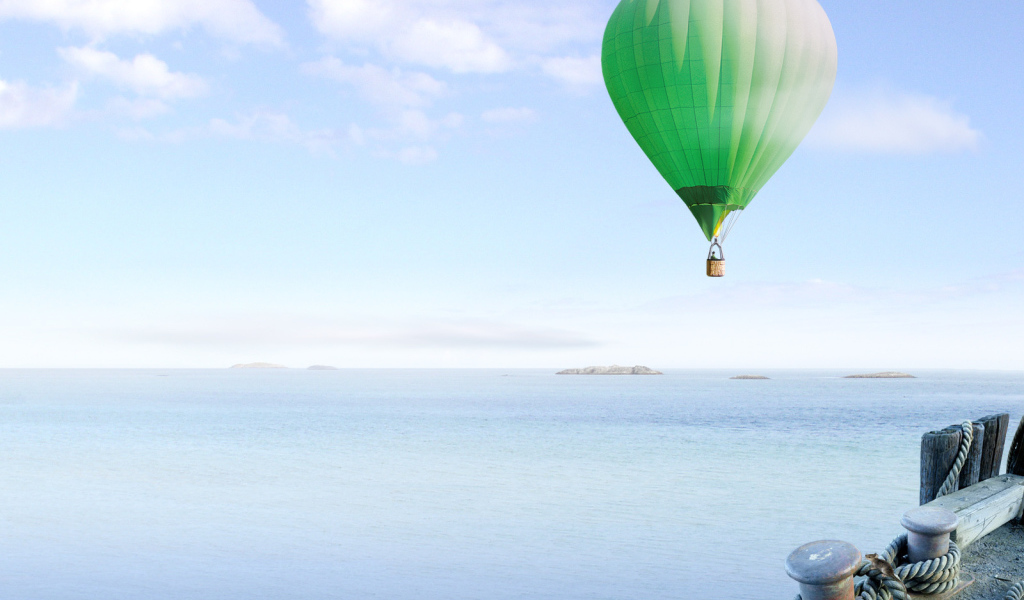 Зеленый Воздушный шар над морем