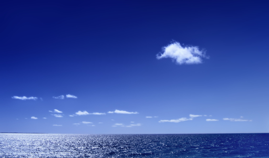 Белые облака над синим морем