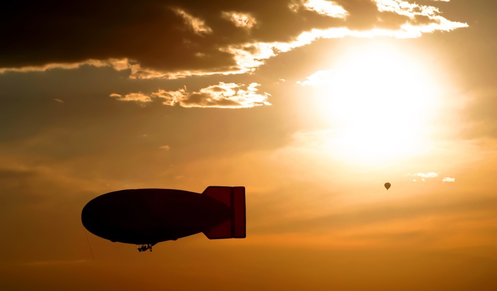 Воздушный зонд на фоне заката
