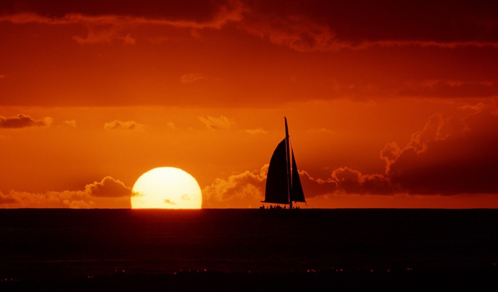 Черный силуэт паруса на закате