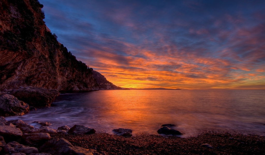 Спокойная вода залива, на фоне заката