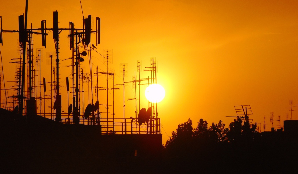 Вышки связи на фоне солнца