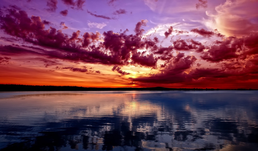 Насыщенные красные облака на закате, фото HDR