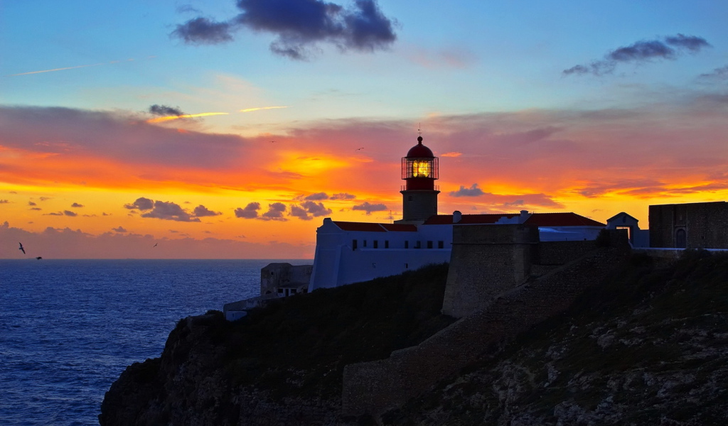 Маяк на оранжевом закате