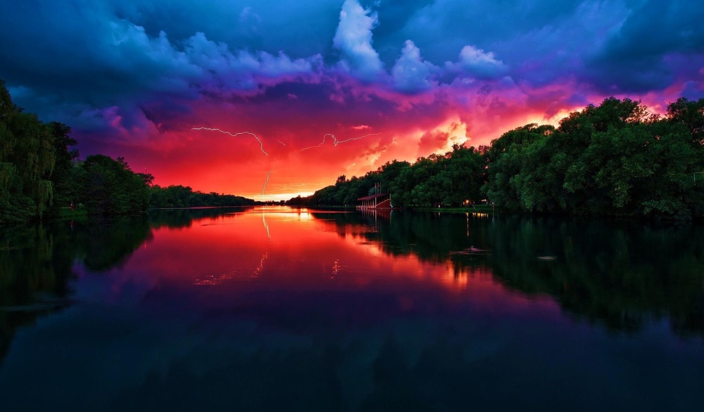 Молнии в грозовом облаке на закате