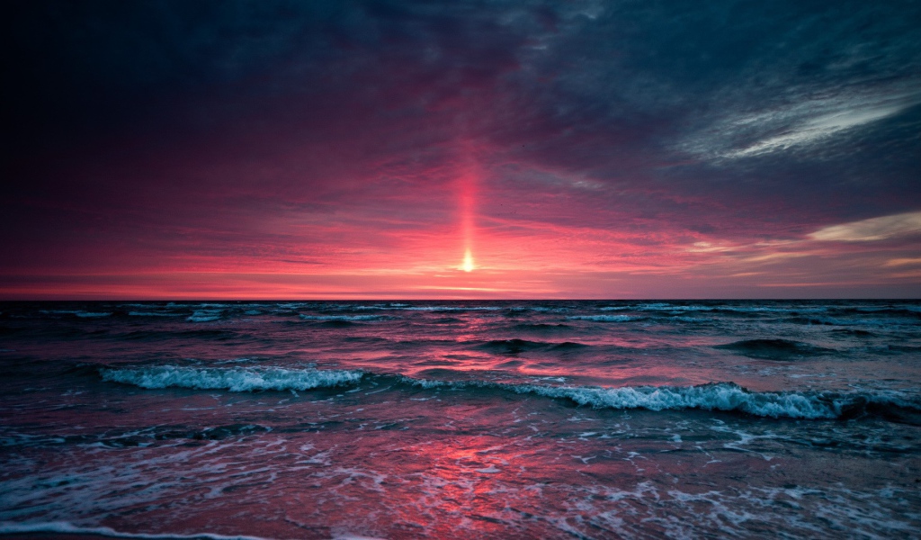 Розовое небо на закате в море