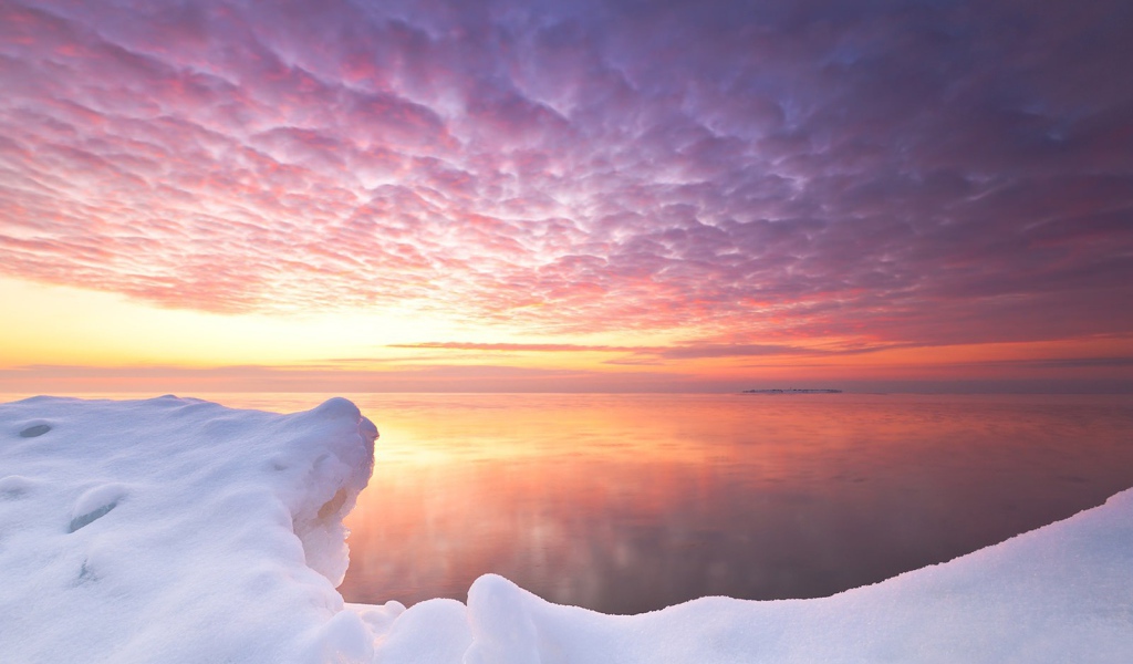 Розовый закат в Антарктиде