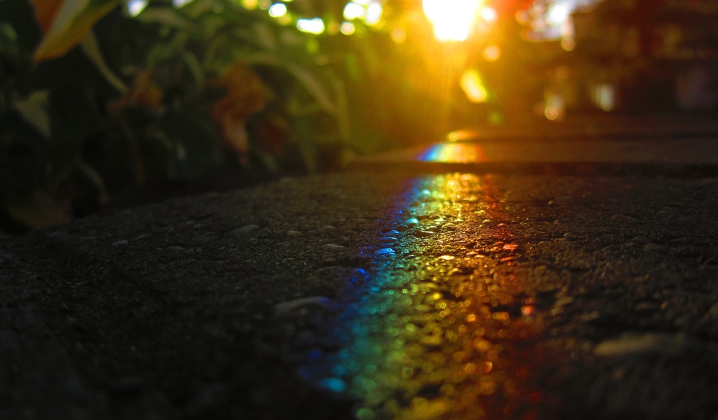 Радужный блик на асфальте