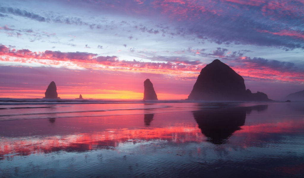 Скалы у берега на фоне заката