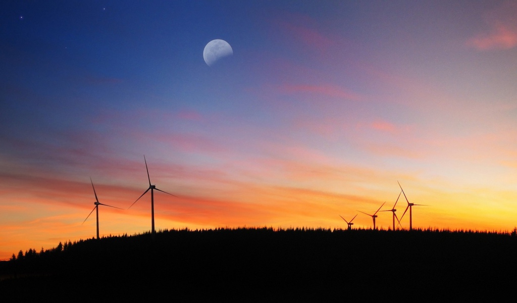 Силуэты ветряков на фоне заката