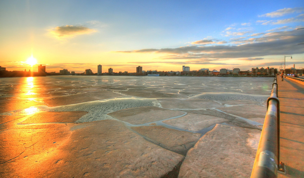Закат на пирсе около города
