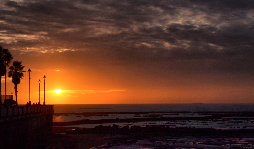 Закат на набережной в Испании