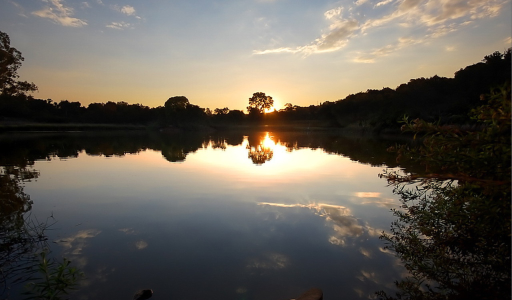 Отражение заката в лесном озере