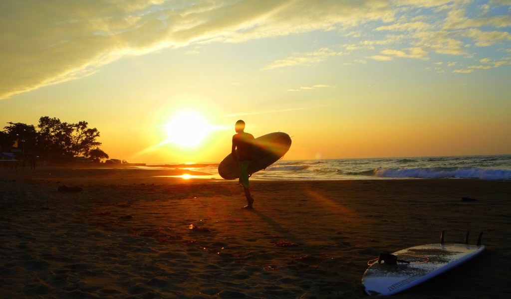 Занятия серфингом на закате
