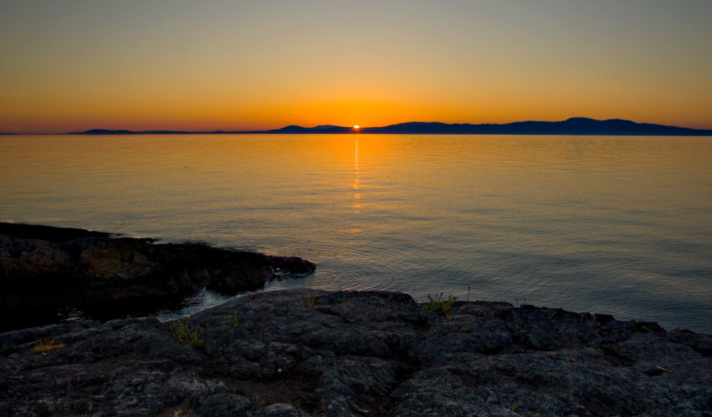 Солнце зашло за берег залива
