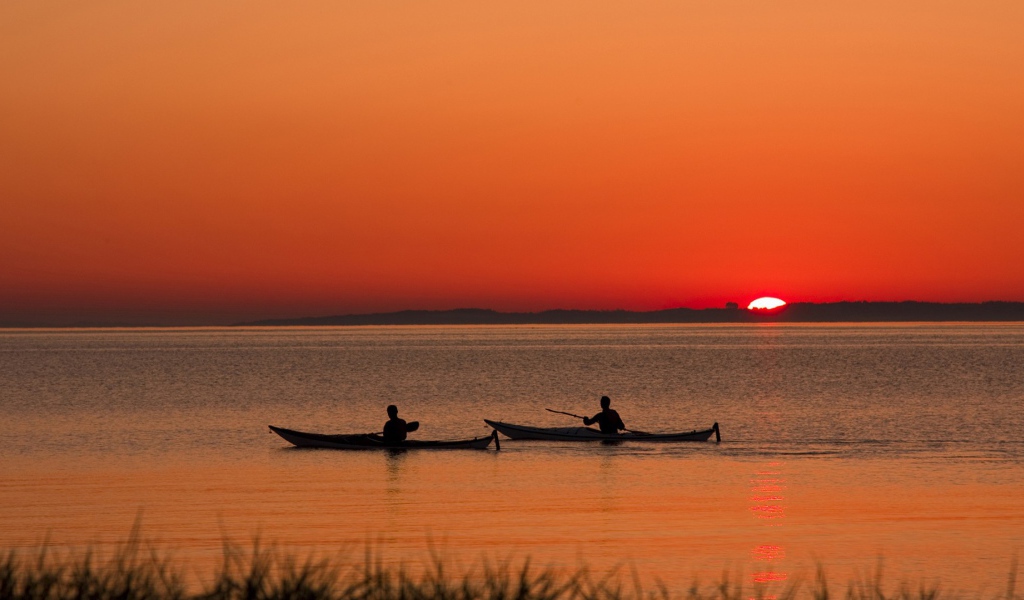 Два лодочника на фоне заката