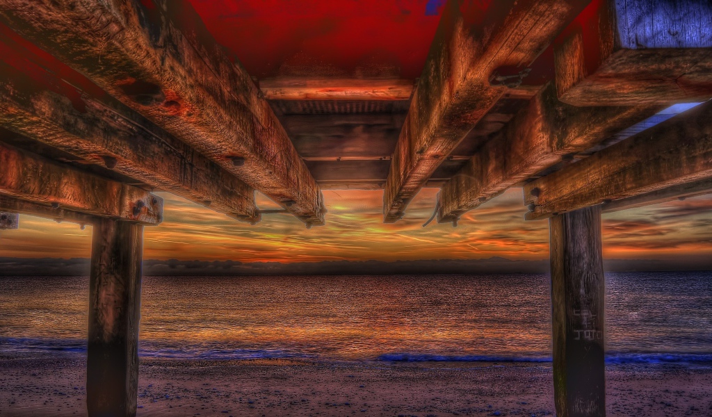 Вид на закат из-под навеса на пляже