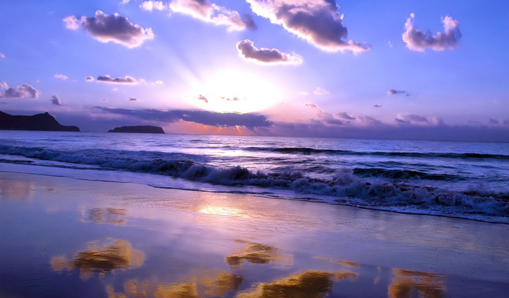 Отражение облаков на пляже