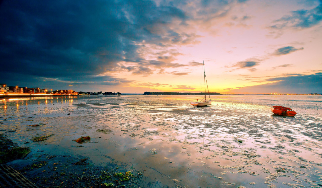 Закат на пляже с лодкой