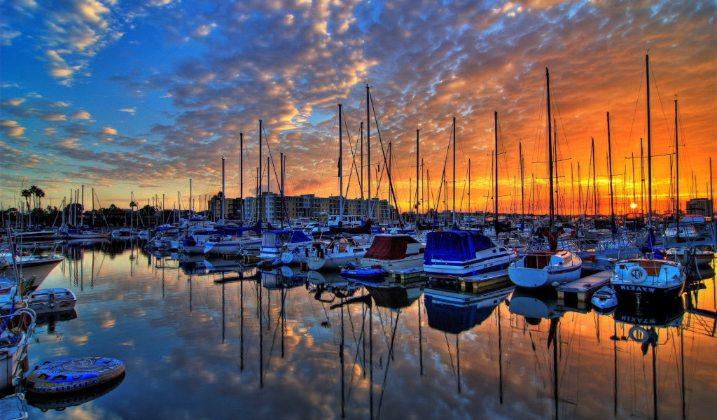 Закат на причале для лодок