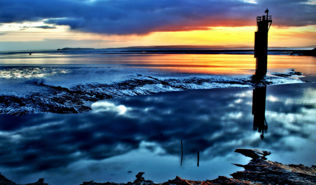 Желтый закат на синих облаках