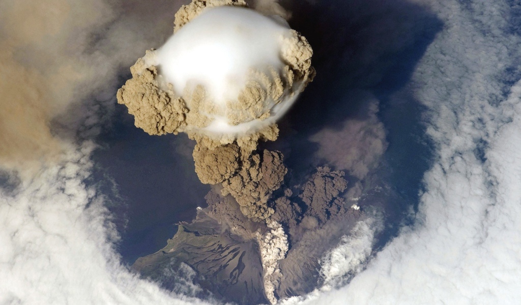 Облако дыма над вулканом, фото из космоса