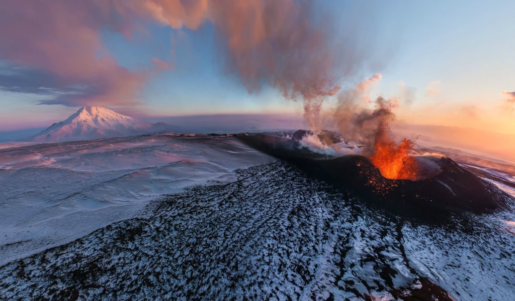 Извержение красной лавы из вулкана