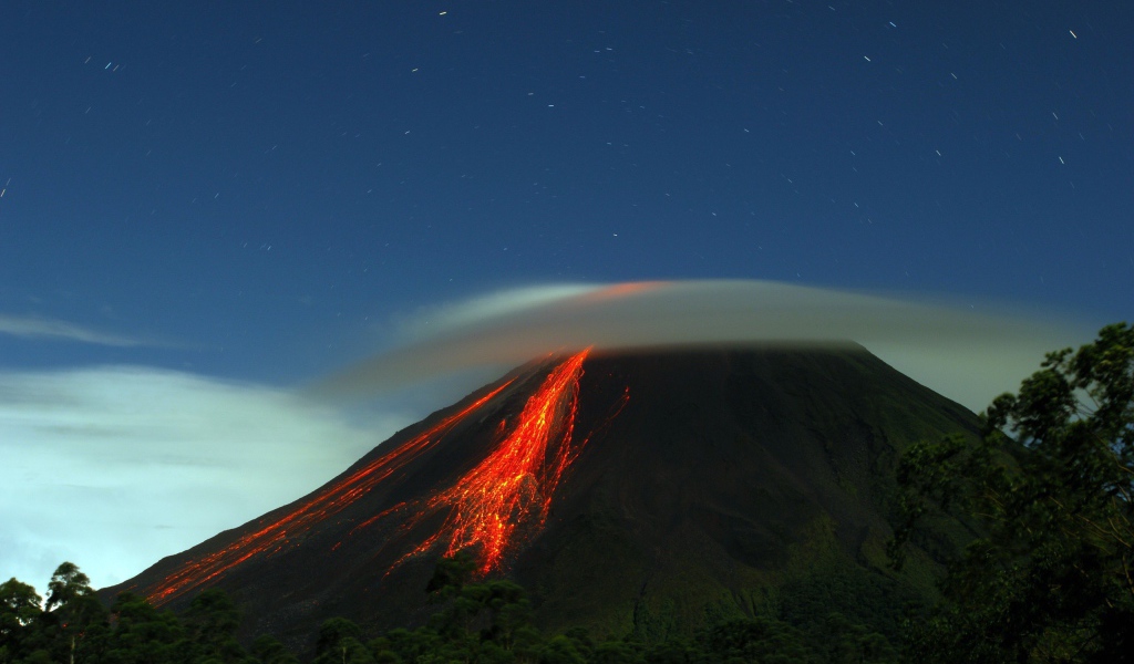Легкая дымка на вершине извергающегося вулкана