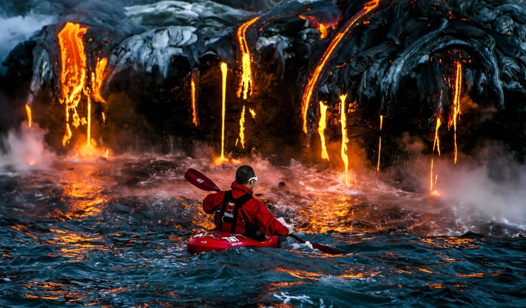 Человек на фоне лавы, стекающей в море