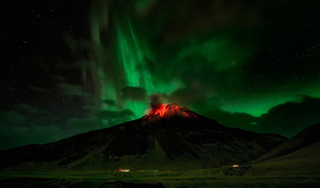 Северное сияние над пылающим вулканом