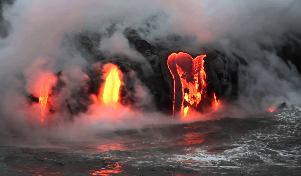 Извержение лавы в дыму