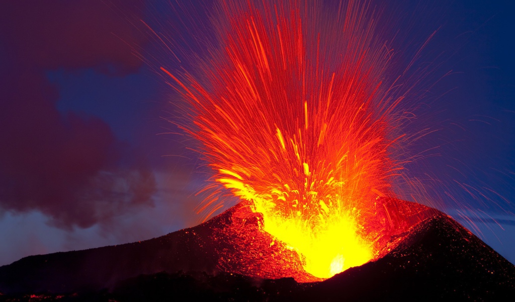 Взрыв лавы на вулкане