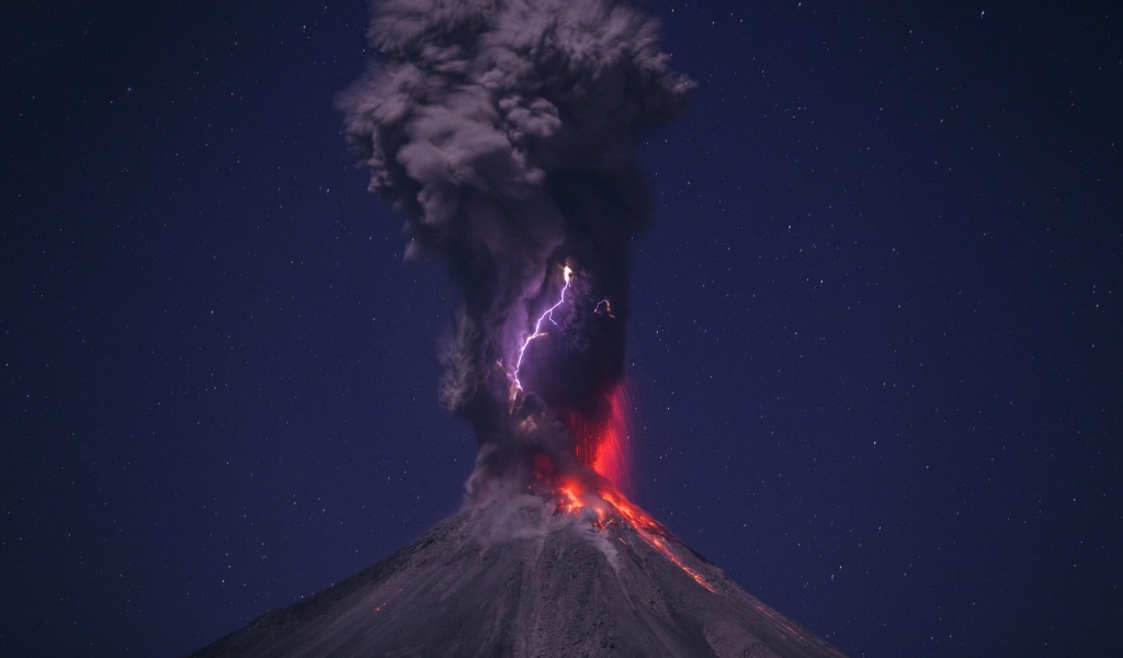 Выброс пепла из вулкана на фоне звездного неба