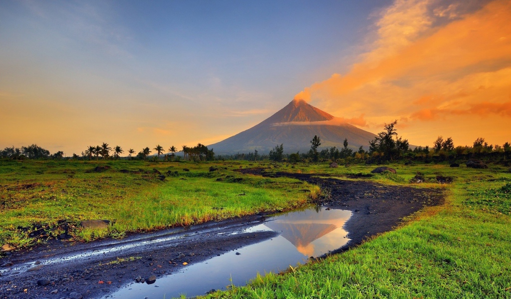 Дымок из недр дремлющего вулкана