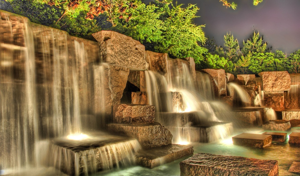 Искусственный водопад на квадратных камнях