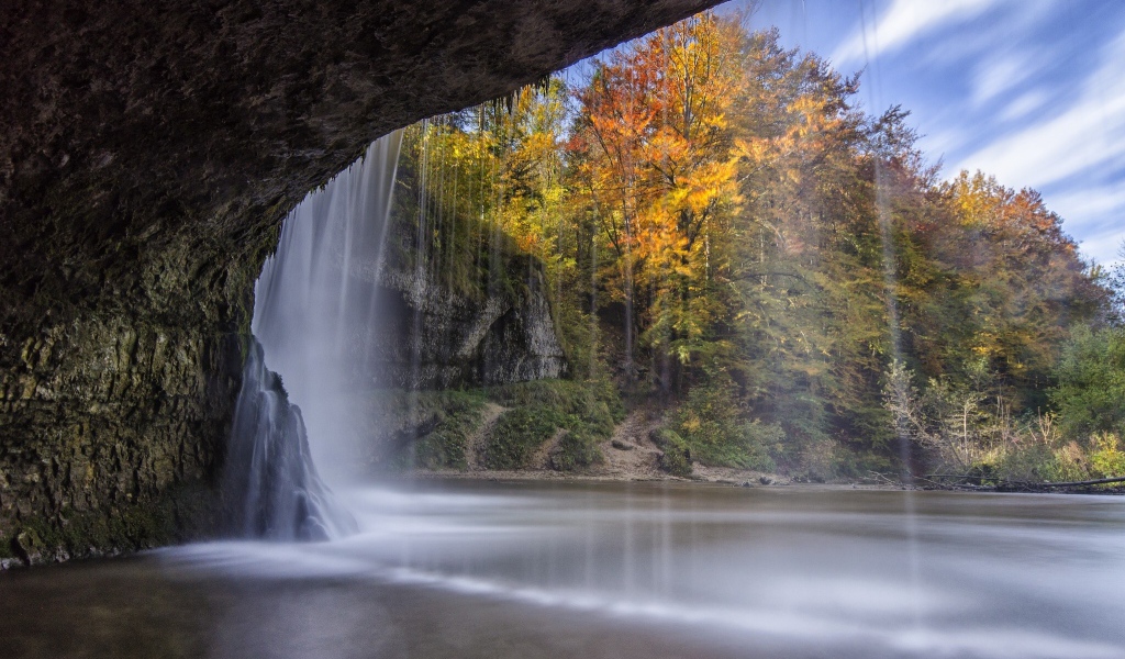 Водопад прикрывает вход в пещеру