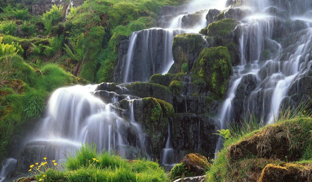 Пенистый поток стекает по скалам