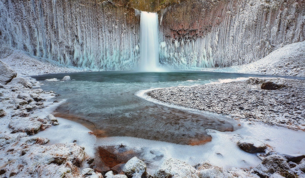 Замерзший зимний водопад