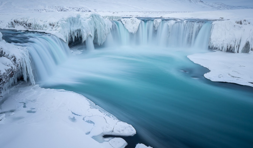 Водопады на ледниковой реке
