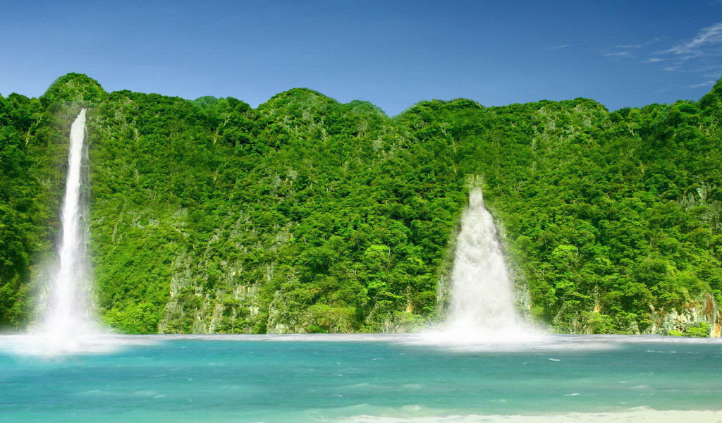 Зеленый берег с водопадами