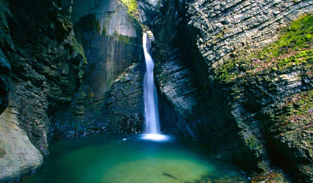 Горный ручей среди скал