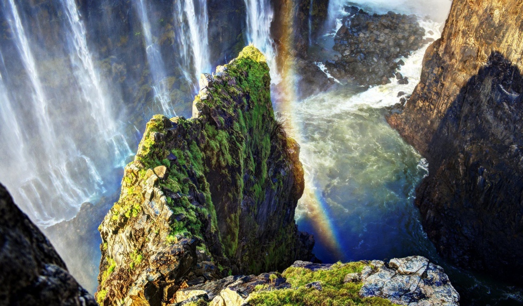 Радуга у скалы над водопадом