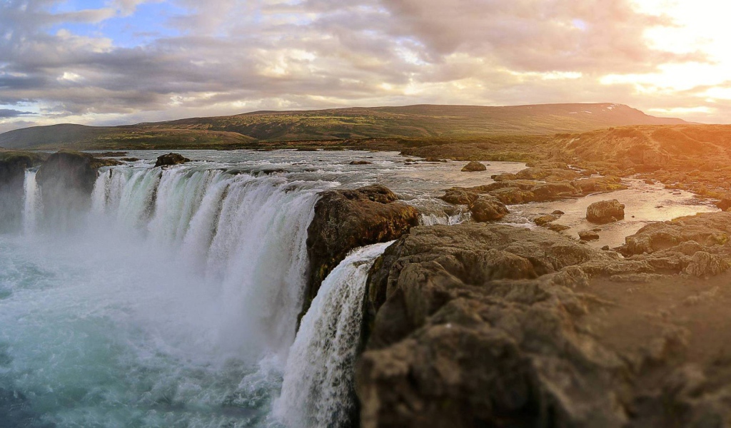 Каменистый водопад на горном плато