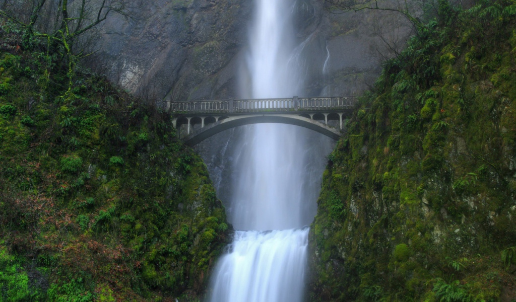 Каменный мост напротив водопада