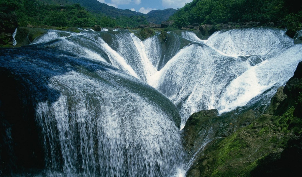 Необычный водопад в овраг