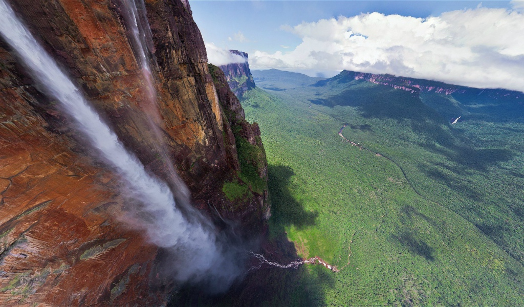 Вода падает с вершины вниз