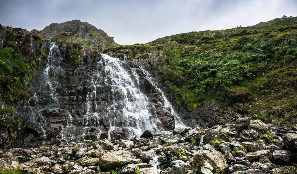 Вода течет по камням с холма